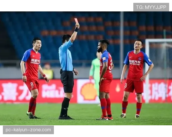 犯规种类与判罚要点：直接、间接任意球及黄红牌界定