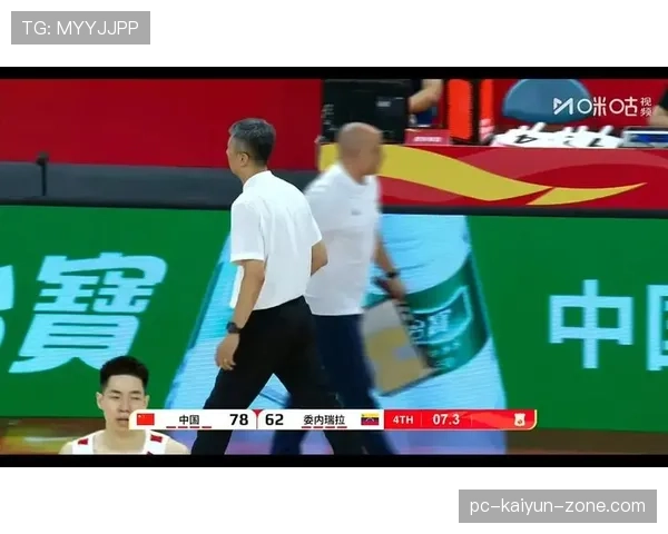 篮球比赛中双方球员同时出界究竟该如何判定归属？